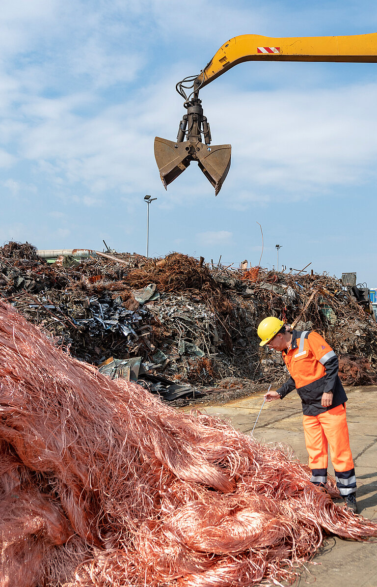 Photo: Aurubis: Excavator next to a copper pile